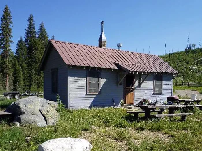 SEEDHOUSE GUARD STATION campground in Colorado