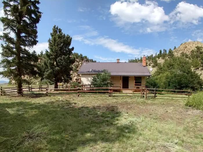 UPPER CROSSING GUARD STATION campground in Colorado