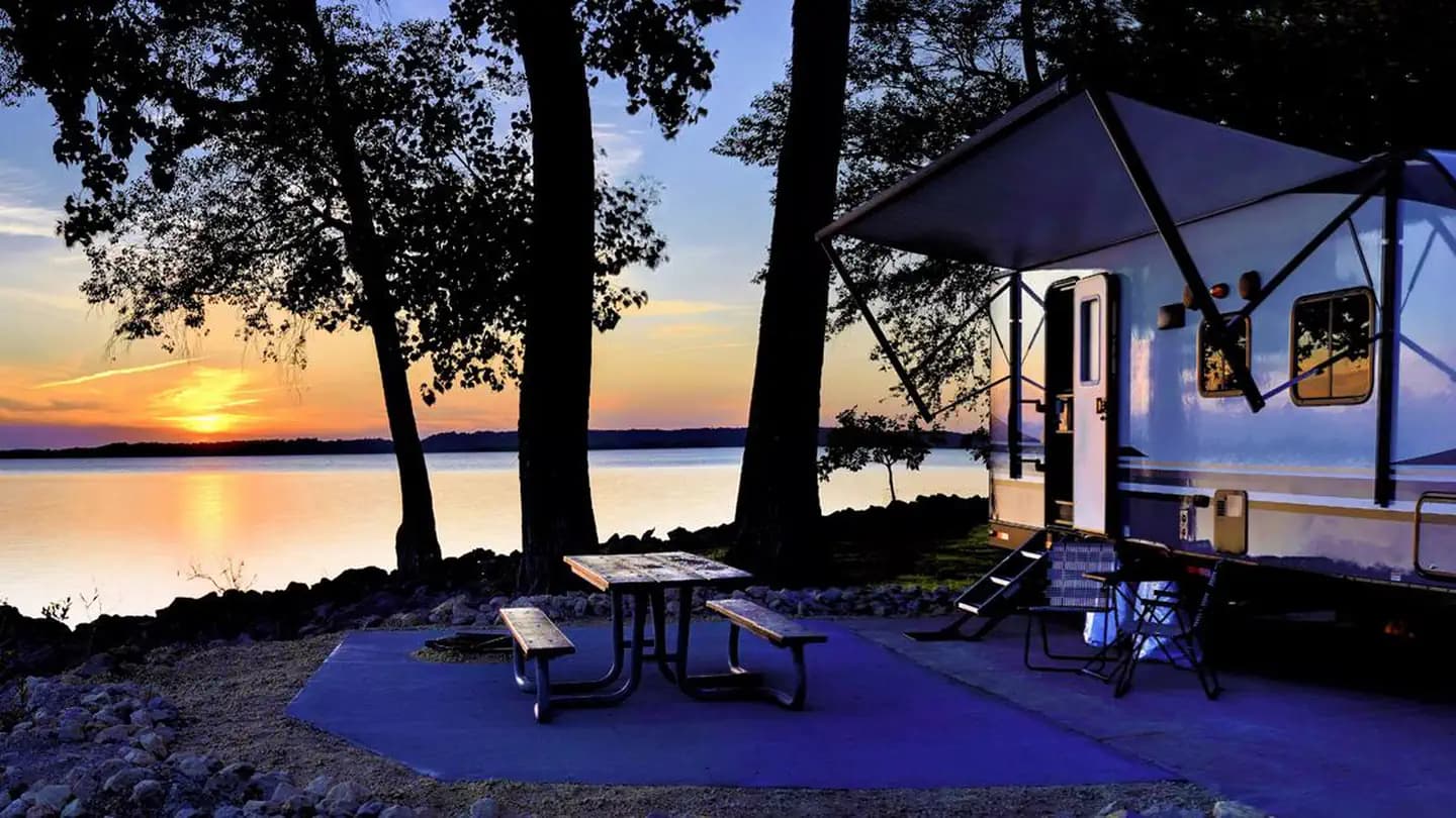 THOMSON CAUSEWAY campground in Illinois