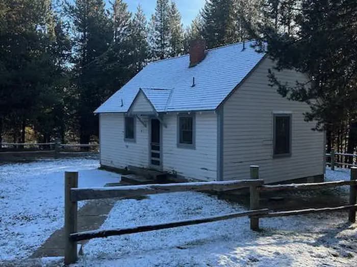 DITCH CREEK GUARD STATION CAB campground in Oregon