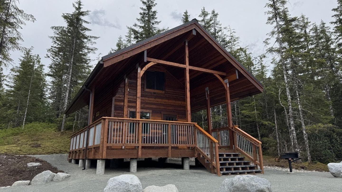 Sítʼ Yá Hítʼ Cabin in Alaska